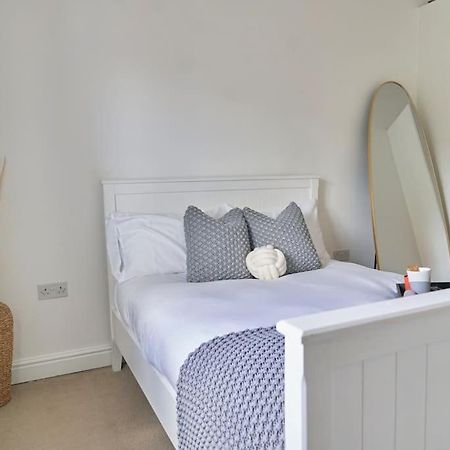 Stunning Luxury 2 Bed Apartment With En-Suite In Wokingham City Centre Extérieur photo