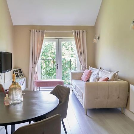 Stunning Luxury 2 Bed Apartment With En-Suite In Wokingham City Centre Extérieur photo