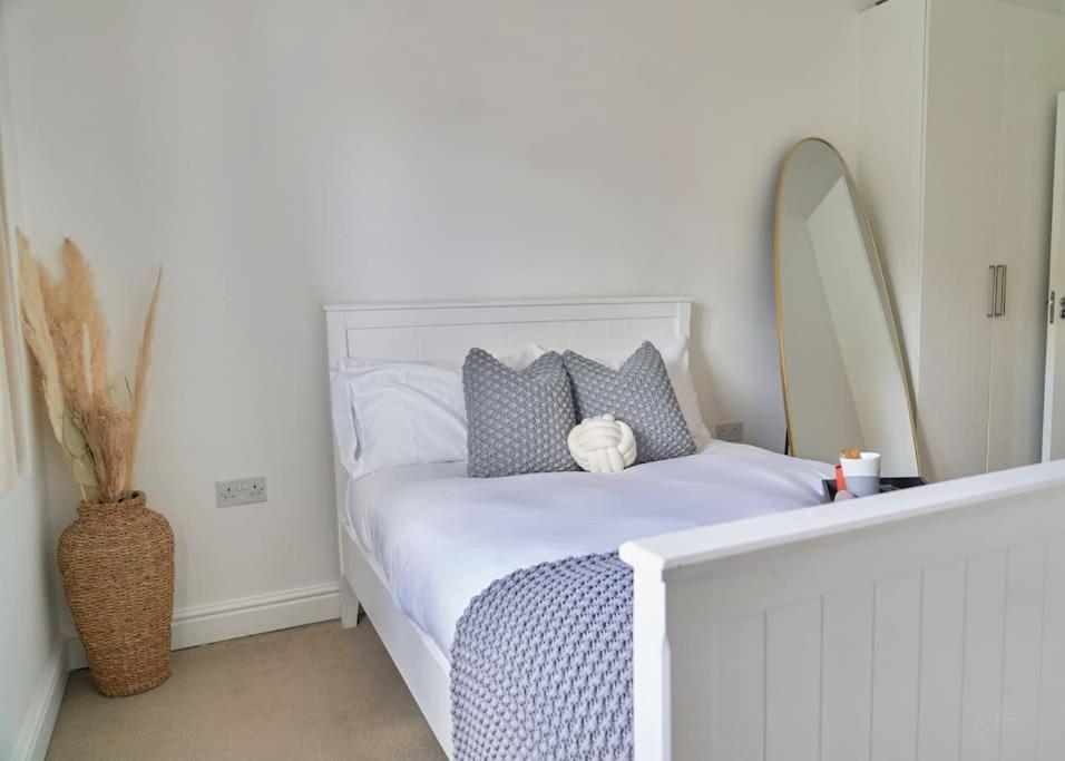 Stunning Luxury 2 Bed Apartment With En-Suite In Wokingham City Centre Extérieur photo