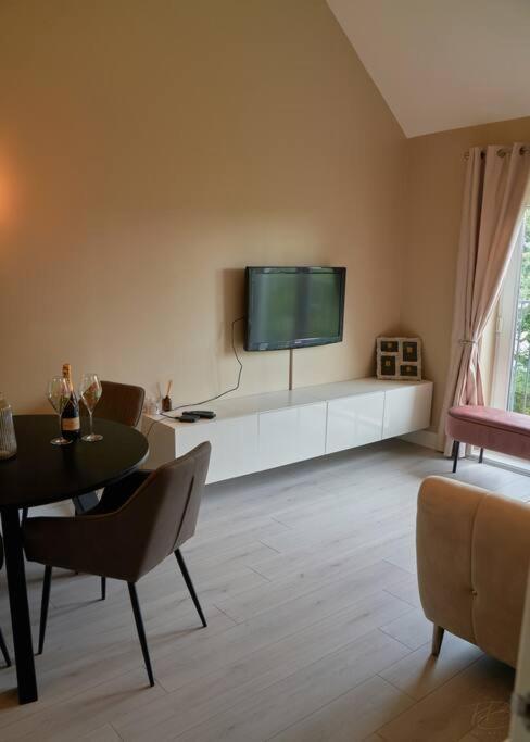 Stunning Luxury 2 Bed Apartment With En-Suite In Wokingham City Centre Extérieur photo