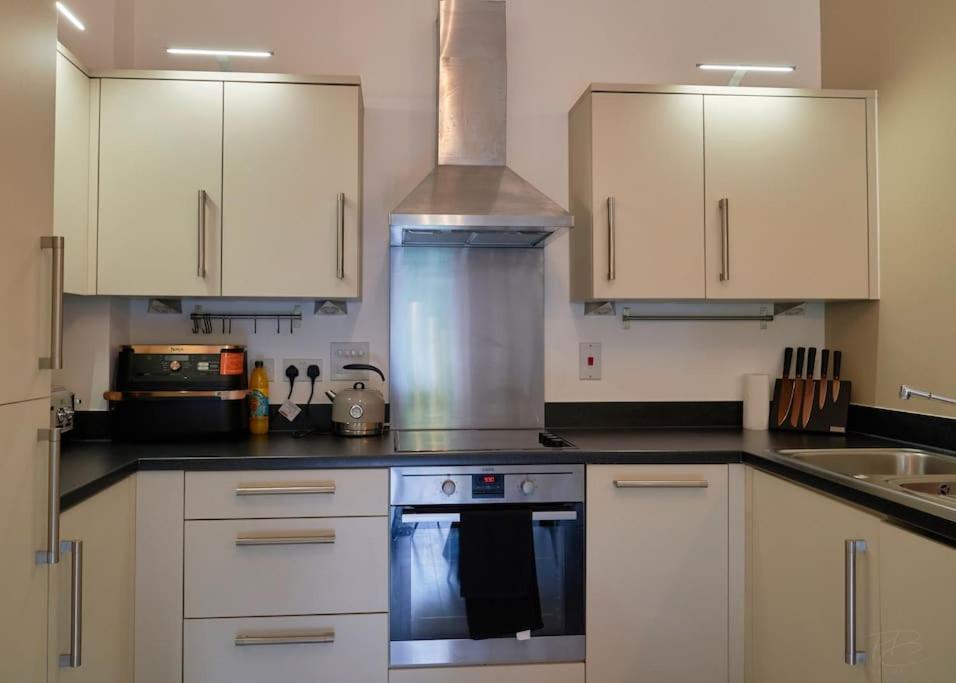 Stunning Luxury 2 Bed Apartment With En-Suite In Wokingham City Centre Extérieur photo