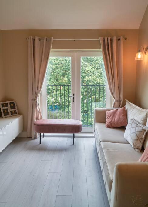 Stunning Luxury 2 Bed Apartment With En-Suite In Wokingham City Centre Extérieur photo