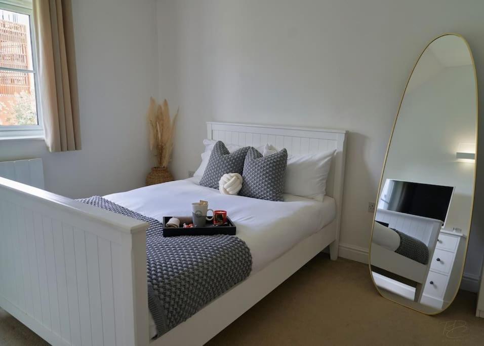Stunning Luxury 2 Bed Apartment With En-Suite In Wokingham City Centre Extérieur photo