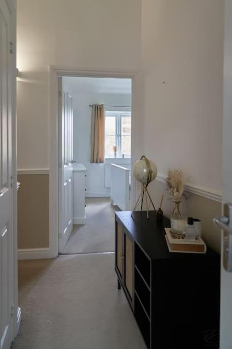 Stunning Luxury 2 Bed Apartment With En-Suite In Wokingham City Centre Extérieur photo