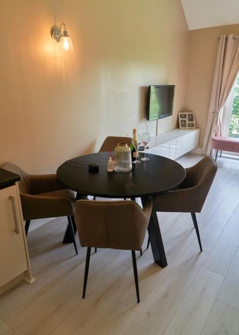 Stunning Luxury 2 Bed Apartment With En-Suite In Wokingham City Centre Extérieur photo