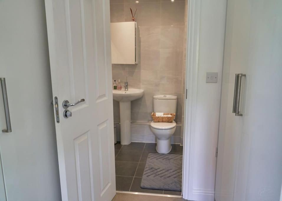 Stunning Luxury 2 Bed Apartment With En-Suite In Wokingham City Centre Extérieur photo