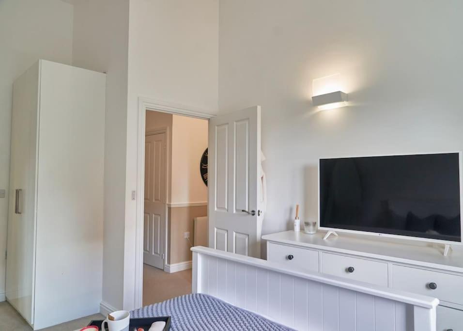 Stunning Luxury 2 Bed Apartment With En-Suite In Wokingham City Centre Extérieur photo