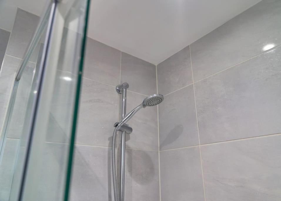 Stunning Luxury 2 Bed Apartment With En-Suite In Wokingham City Centre Extérieur photo