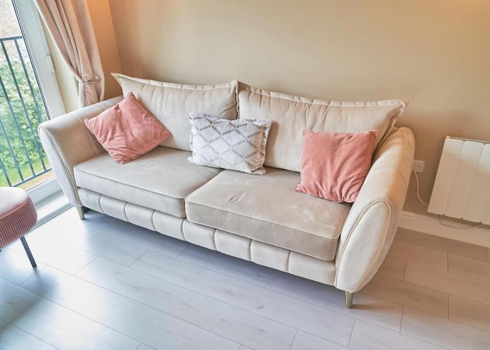 Stunning Luxury 2 Bed Apartment With En-Suite In Wokingham City Centre Extérieur photo