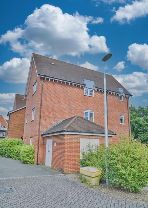 Stunning Luxury 2 Bed Apartment With En-Suite In Wokingham City Centre Extérieur photo