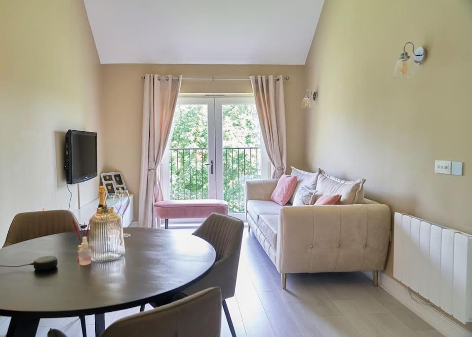 Stunning Luxury 2 Bed Apartment With En-Suite In Wokingham City Centre Extérieur photo